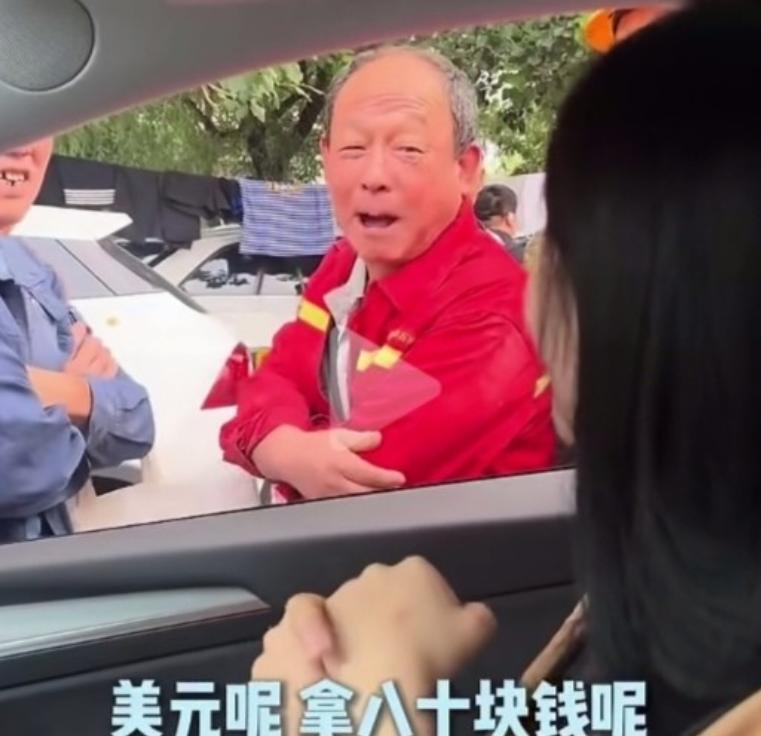 泪奔！女子假装80元一天招力工，所有人都嘲讽，只有大叔愿意，没想到这是他此生接过