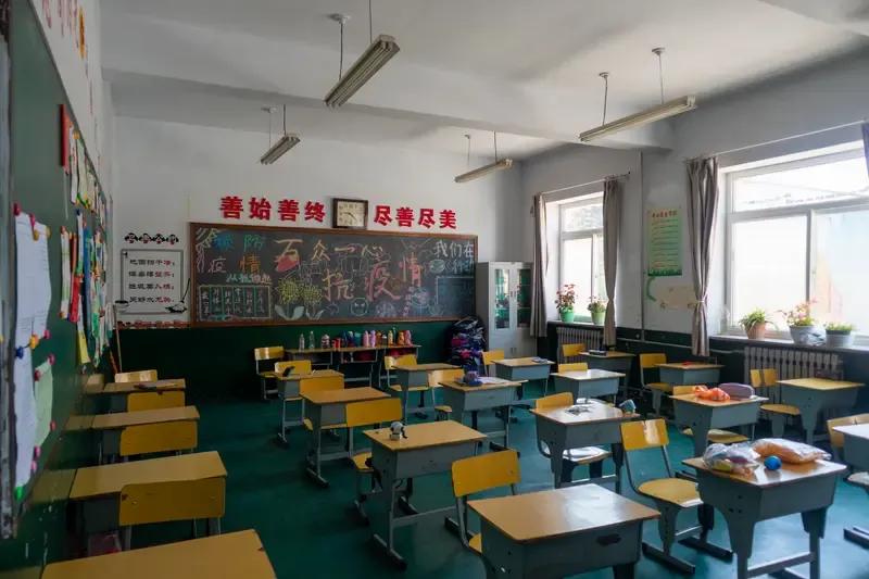 有人认为农村学校5年内会消失，笔者认为这种观点有点耸人听闻了。即使出生率降低，