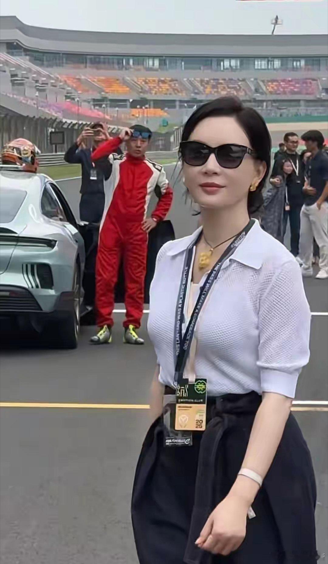 48岁陈数夏日穿搭：白T+阔腿裤，优雅又减龄，状态好得像28岁​​​