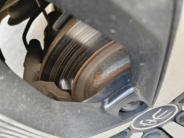 宋PLUS轮毂生锈充电闲来无事围车一转，发现车轮毂居然生锈了原来保养时底盘生