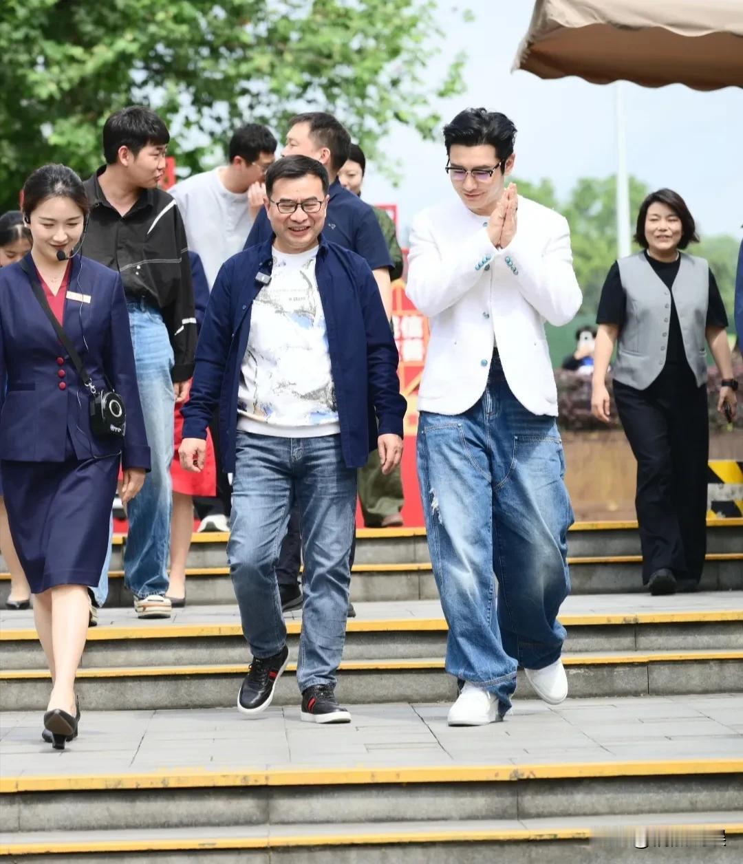 黄晓明现身四川“酒城”泸州，他看起来真的一点也不矮，而且保养得很好！梳着大背头