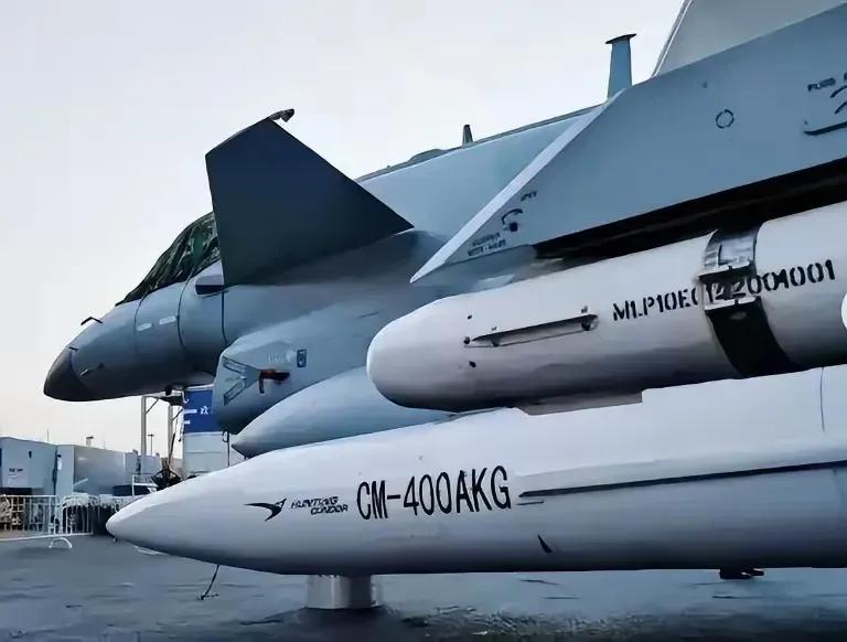 阿美：（冲进群聊，甩出一张模糊的网图）阿中！你给我出来！这是怎么回事？！阿中