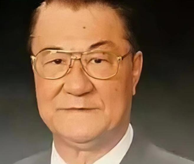 1992年，阎锡山的小儿子回到山西忻州，在老宅门口老泪纵横。然而就在他抬脚准备回