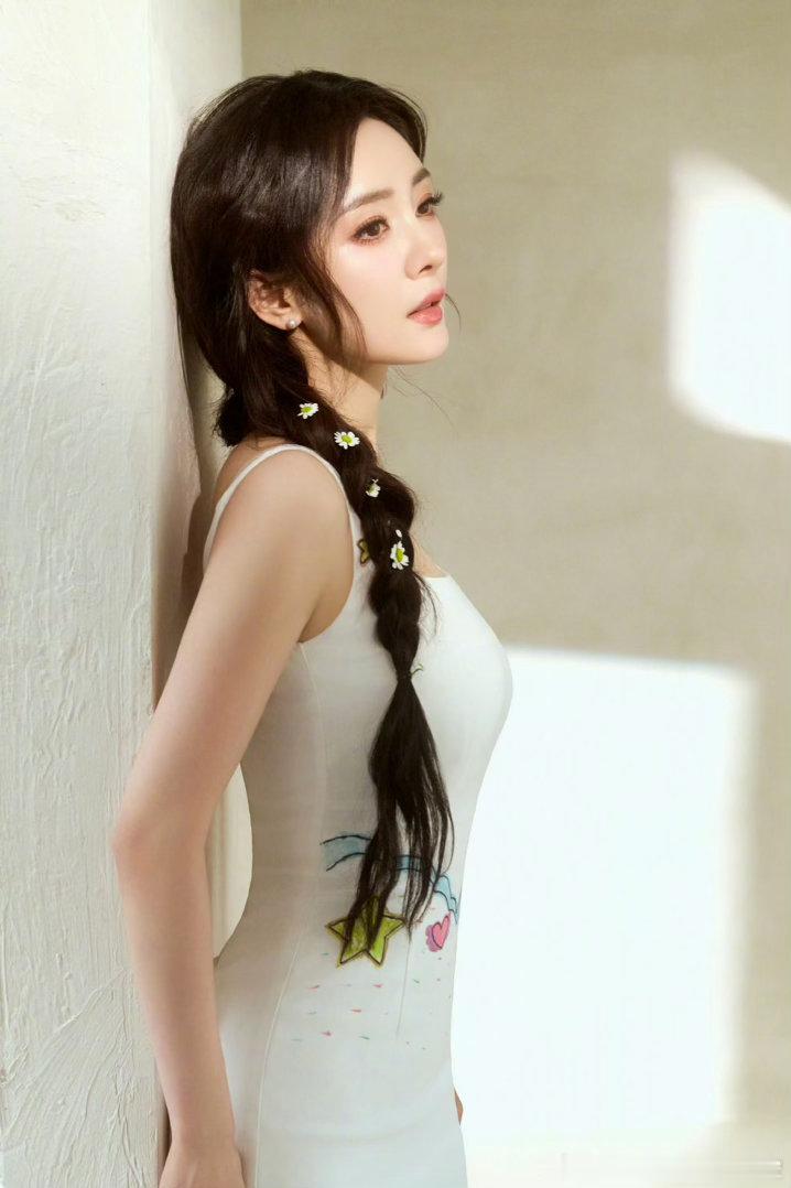 杨幂🦊杨幂misssixty全球品牌代言人以前希望自己不摔倒，现在是我摔
