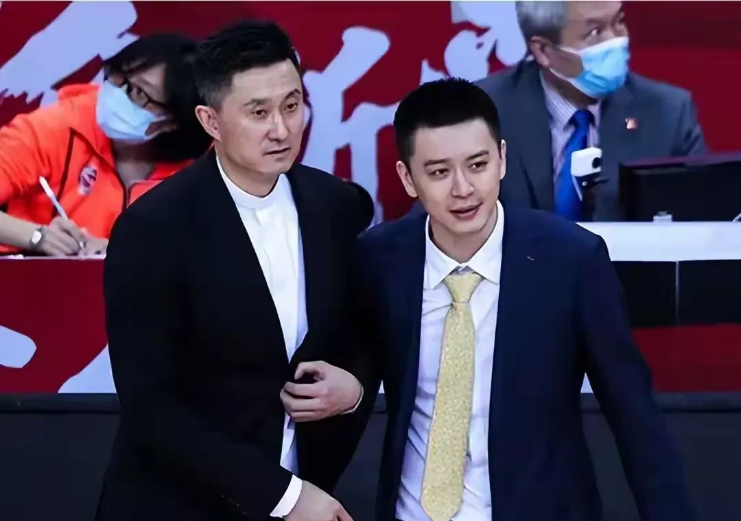 其实回过头来一看要是莱迪早点到辽宁队，杨鸣真不会辞职的，球队没有杨鸣的...