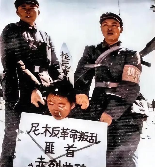 1970年，杀掉我工兵营22名战士的女匪首赤列曲珍即将被枪决，当士兵将她从囚车上