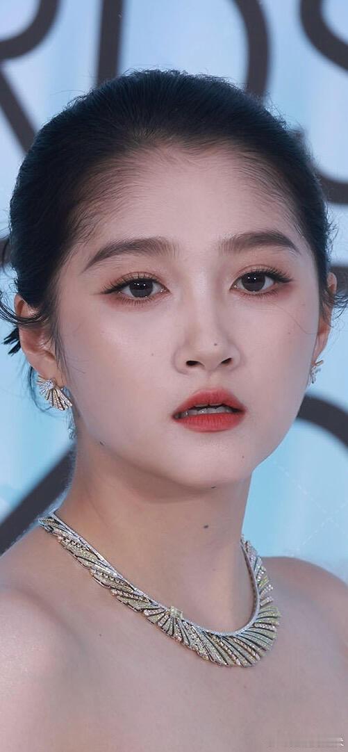 关晓彤亲妈啊啊啊，怼脸吸睛