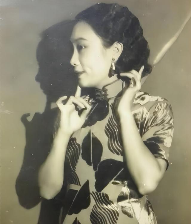 1956年，毛人凤卧病在床，妻子向影心端着一碗药走到床前，对毛人凤说：“喝了这碗