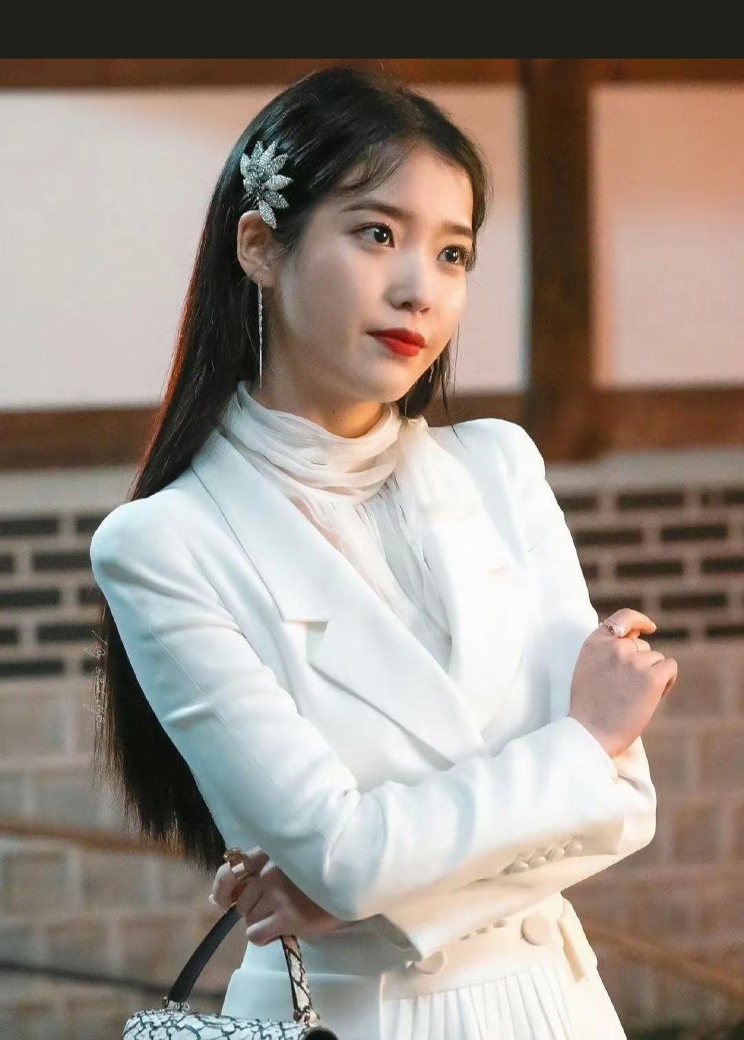 优雅白衣少女，复古发饰点缀，时尚感十足！
