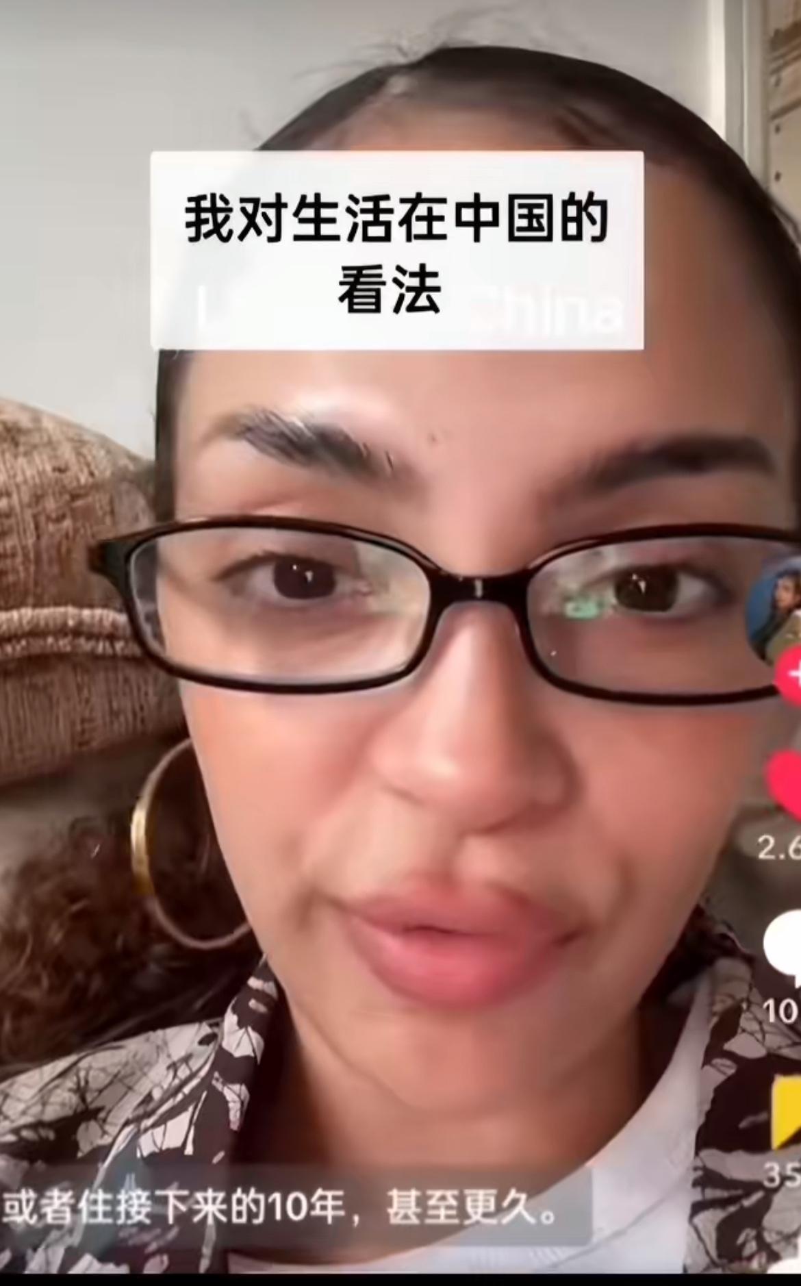 这个外国女子吐槽想要拿到中国永居证真的非常困难，外国网友建议中国应该重新制定移民