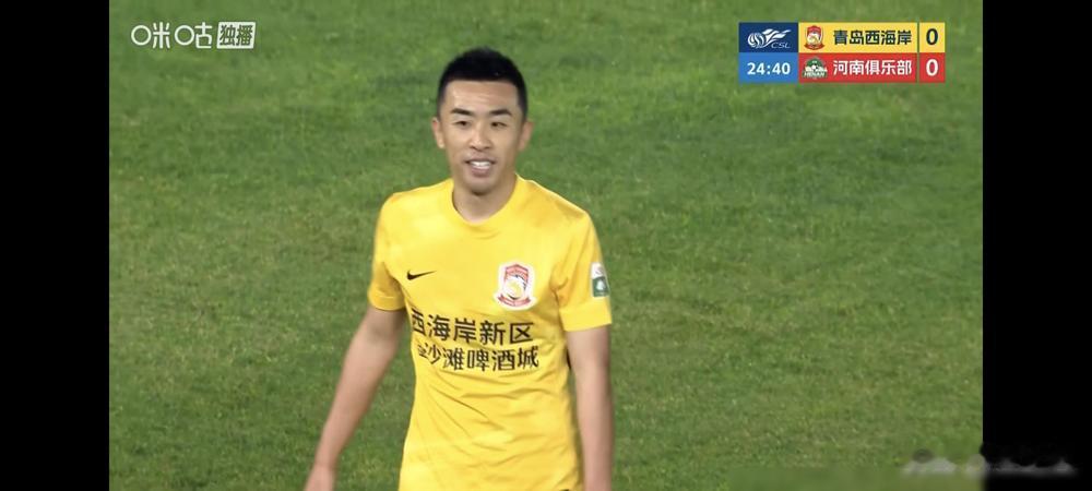 青岛西海岸更衣室气氛不对了！三场闷平只进一球，队长亲口承认：球员们都很沮丧，焦虑