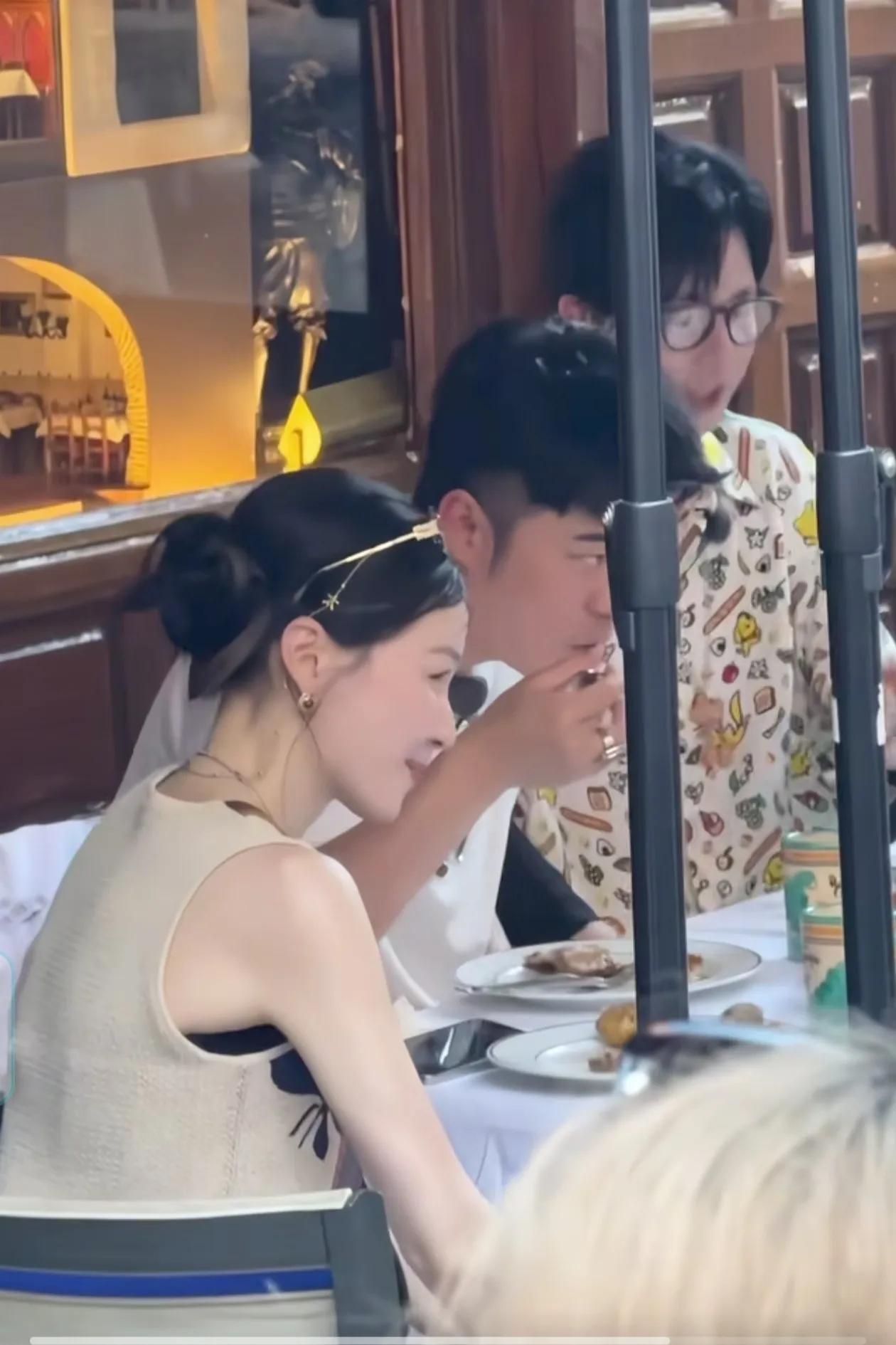 金婧在马德里被网友拍到和陈赫刘宇宁录综艺，没想到她的头身比例这么好，侧脸线条也很