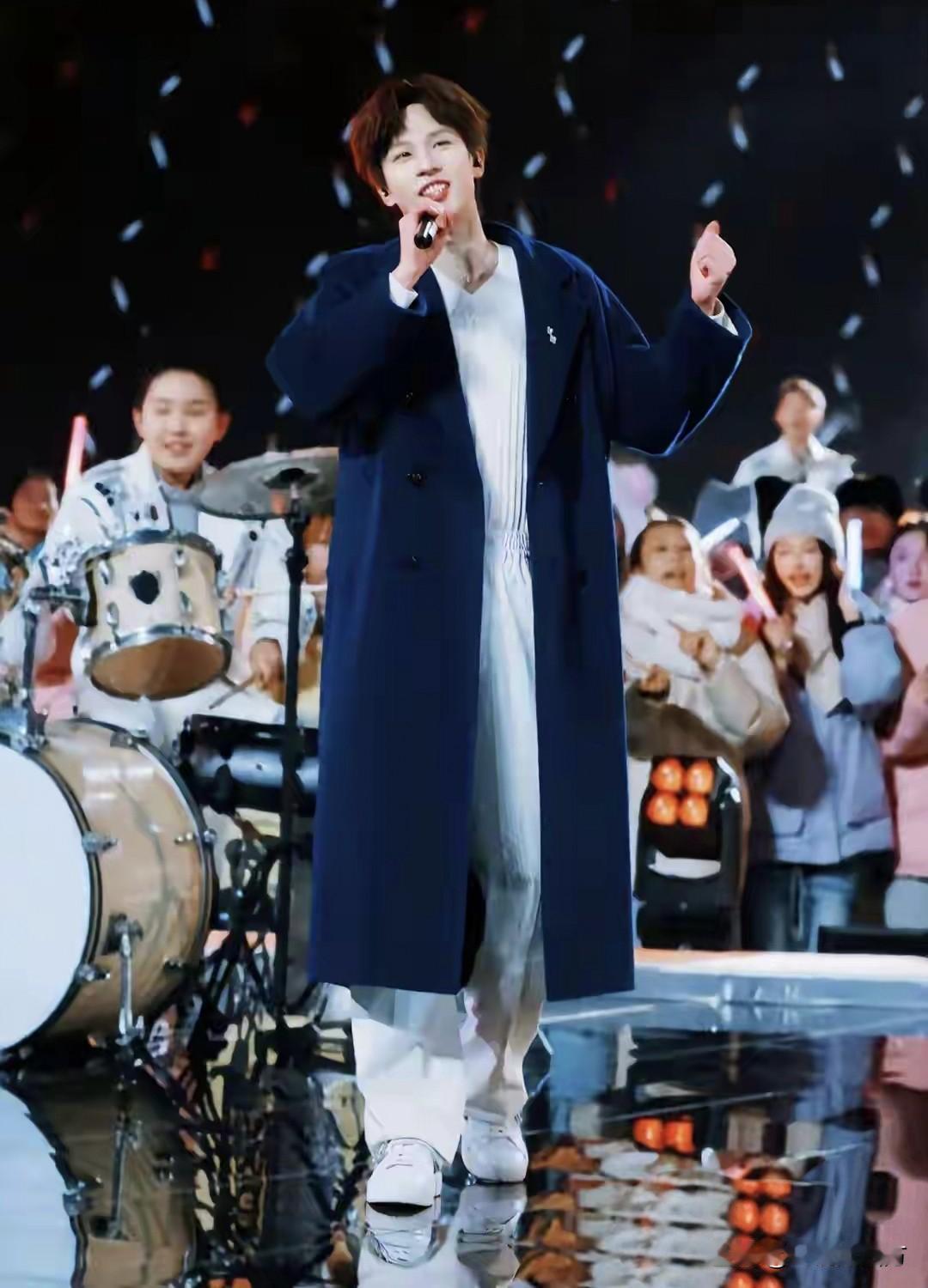 乒乓球世界冠军林高远与王祖蓝共同在央视跨年晚会演唱粤语歌曲《不再犹豫》