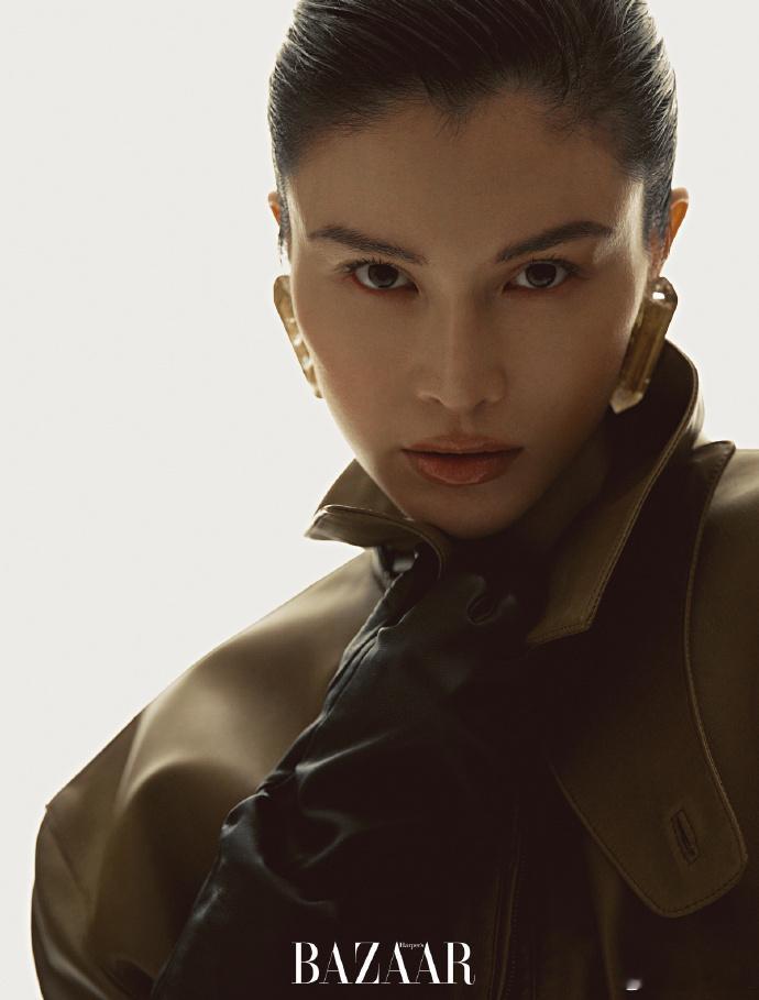 何穗产后复出杂志首封何穗芭莎一月刊23日，时尚芭莎杂志放出2026年一月刊开年