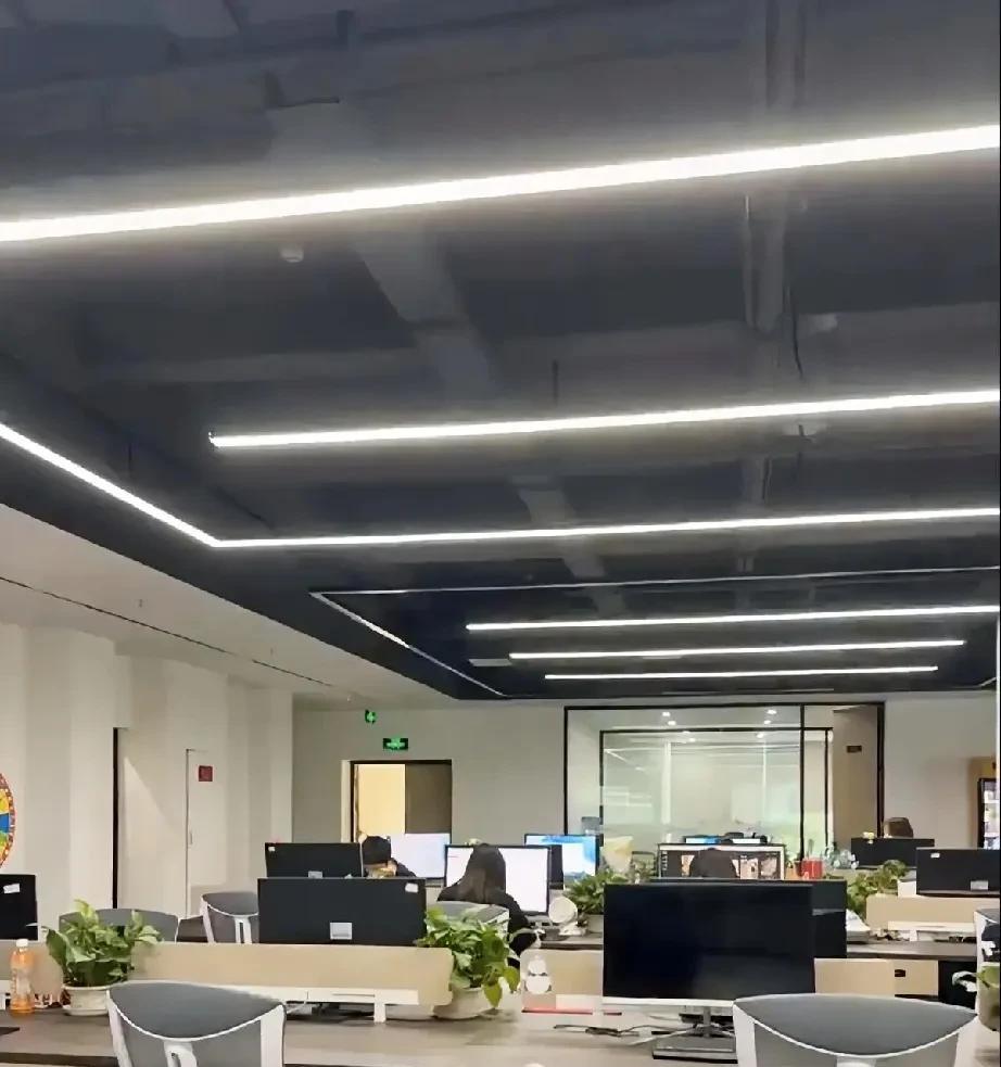 这样的事公司该不该管？公司一个男员工，38岁的老婆在老家才给他生的二胎儿子坐月子