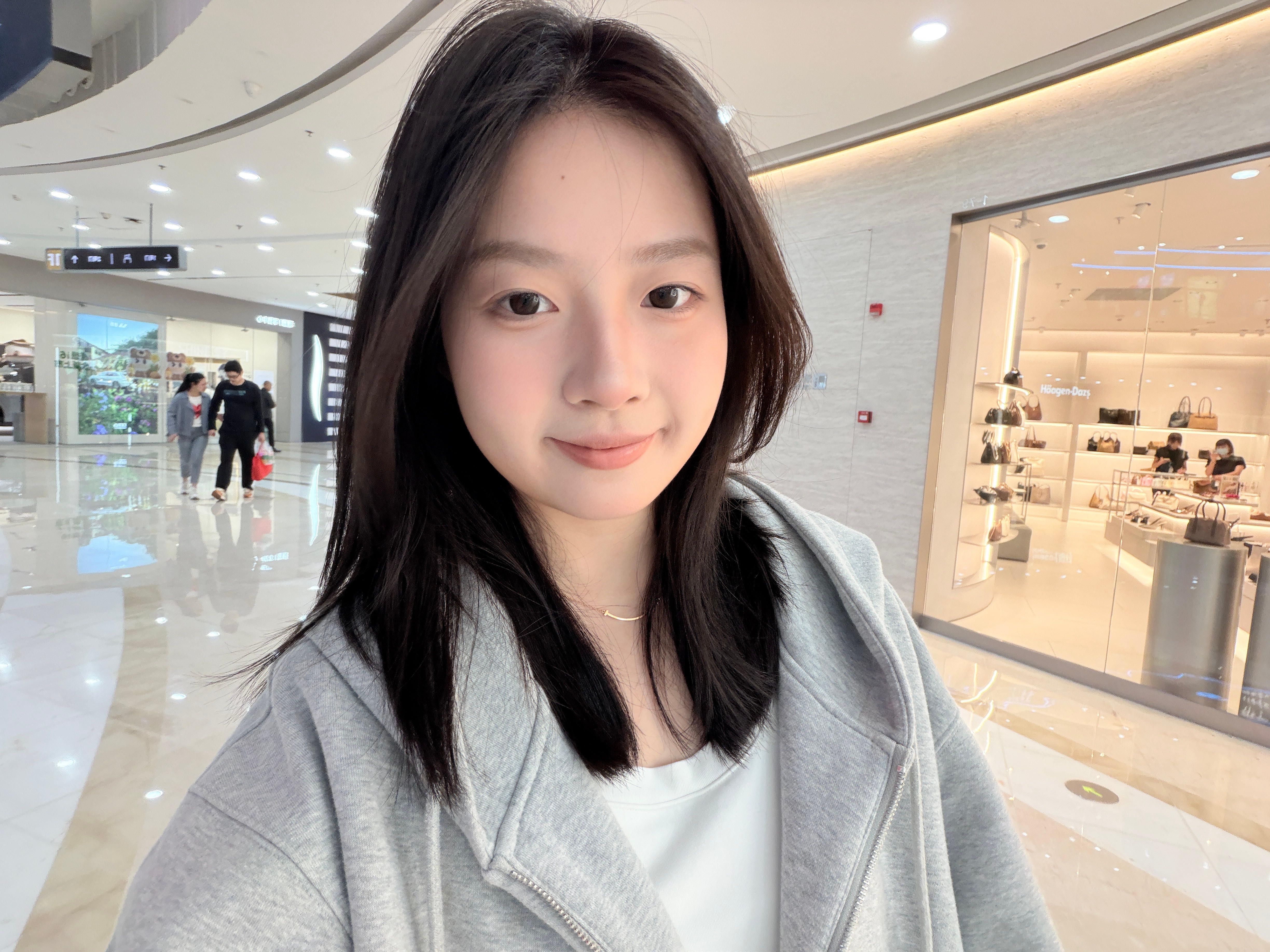 为什么17这个竖着拍横屏看自己拍出来就一定不是在看镜头要看上面黑屏的地方才是