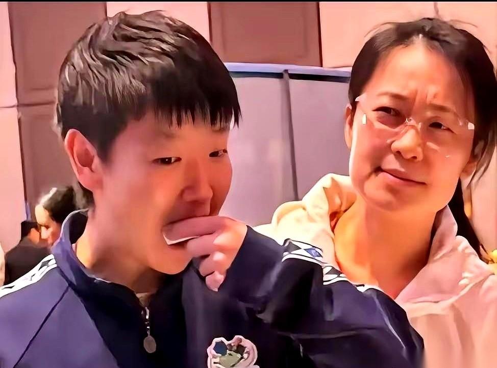 队医就坐在孙颖莎旁边，眉头拧成了疙瘩，但孙颖莎愣是把她当成了空气。她不说话，就