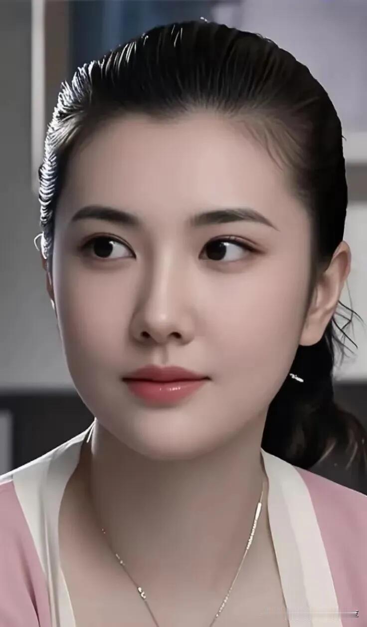 她是那种骨子里就自带性感的人，无人能复制，五官大气，眼睛明亮，无论是颜值还是演技