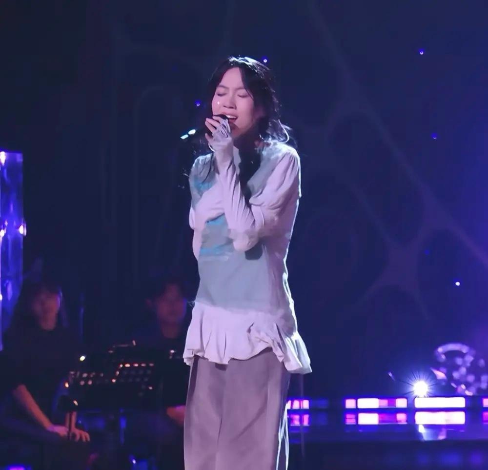 窦靖童她妈王菲终于发话了，就四个字。她看到女儿在《歌手》舞台上，画着跟自己32