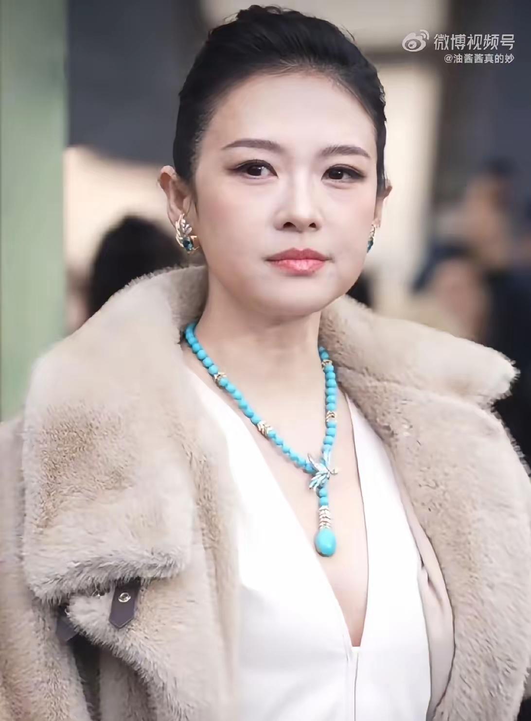 我记得章子怡不长这样啊，怎么几天没见又变了，瞿颖那句话果然说的没错。​她说