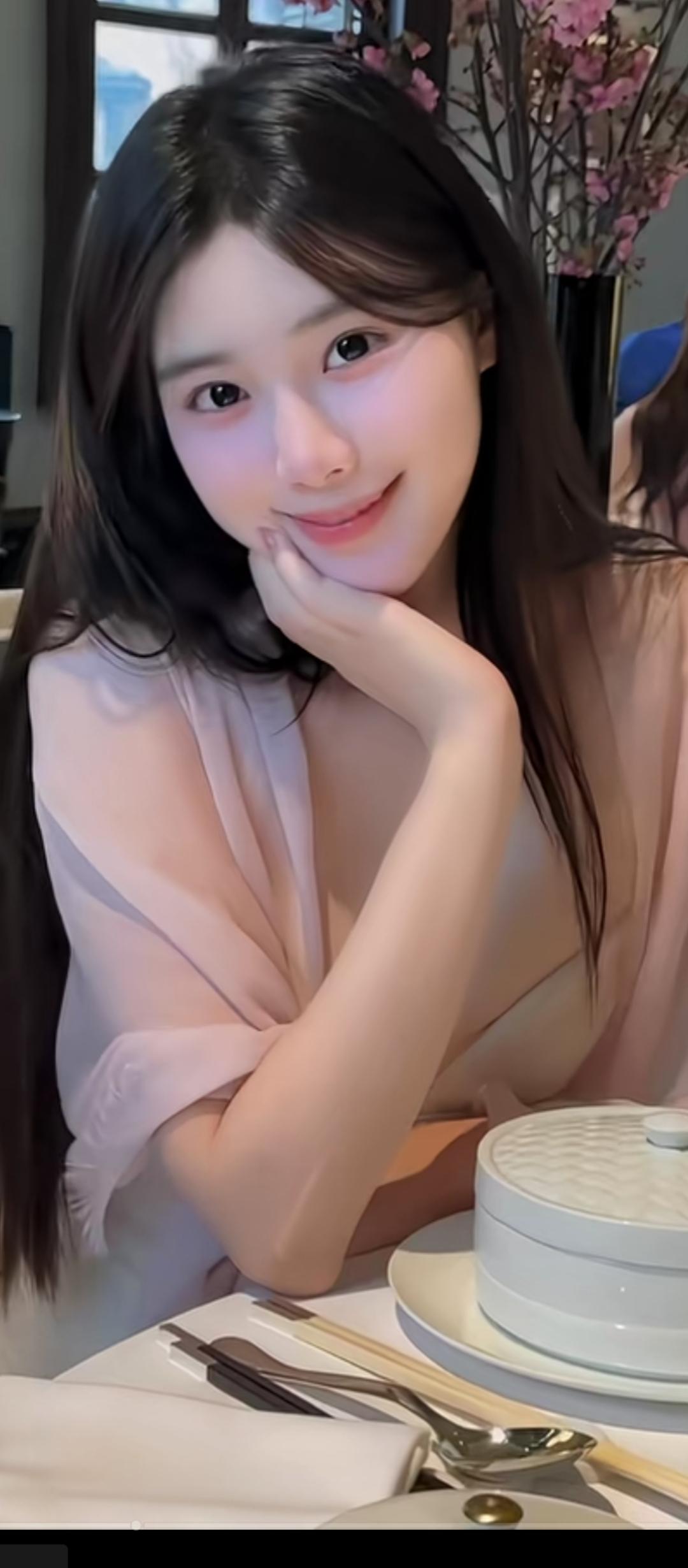 优雅的下午茶时光，粉色的裙子和甜点相得益彰。🍰💕