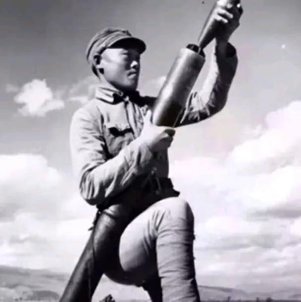 1945年在山上休息的迫击炮手陈宝柳，忽然发现30多个日军和几个女人，正在不远处