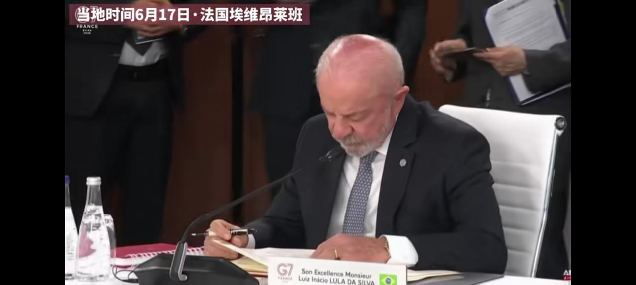 法国里昂的重要国际会议上，李在明看卢拉是一个人。于是立即招呼翻译，走到他对面，和