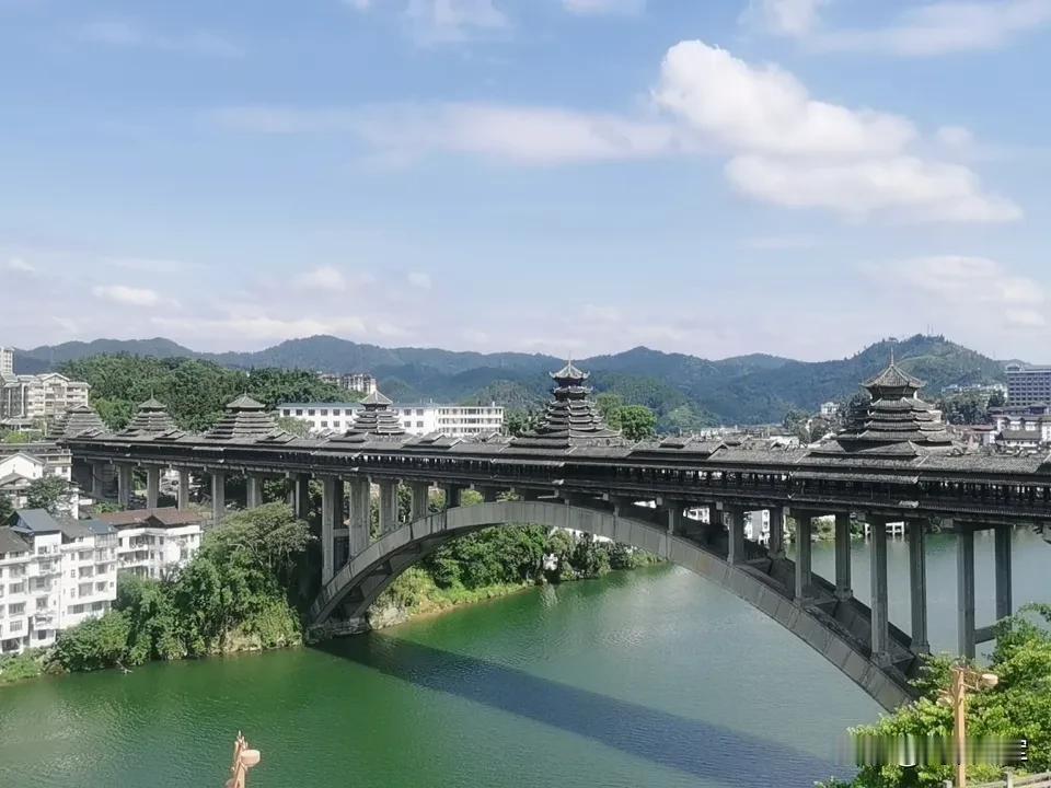 风雨桥民间传说古时候侗寨有一对恩爱夫妻，丈夫叫布卡，妻子叫培冠，两人感情深厚
