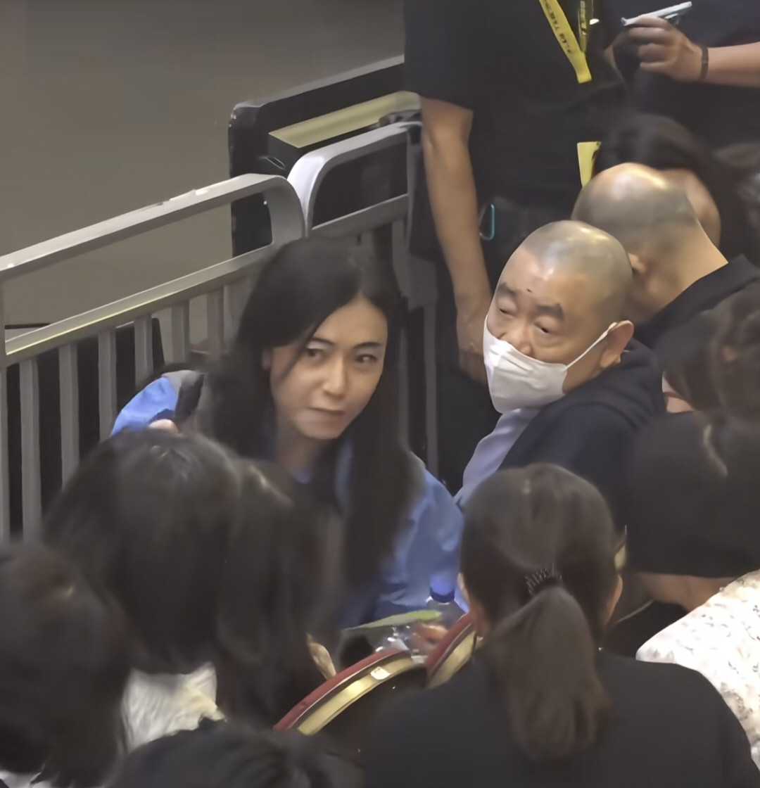 75岁刘銮雄和老婆甘比带着小女儿去看演唱会，夫妻俩坐在头排，几乎没有交流，感情似乎变淡了。因为年龄差