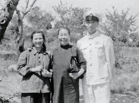 1906年，31岁的张作霖强势娶了18岁的许澍旸。大婚当夜，张作霖搂着许澍旸纤细