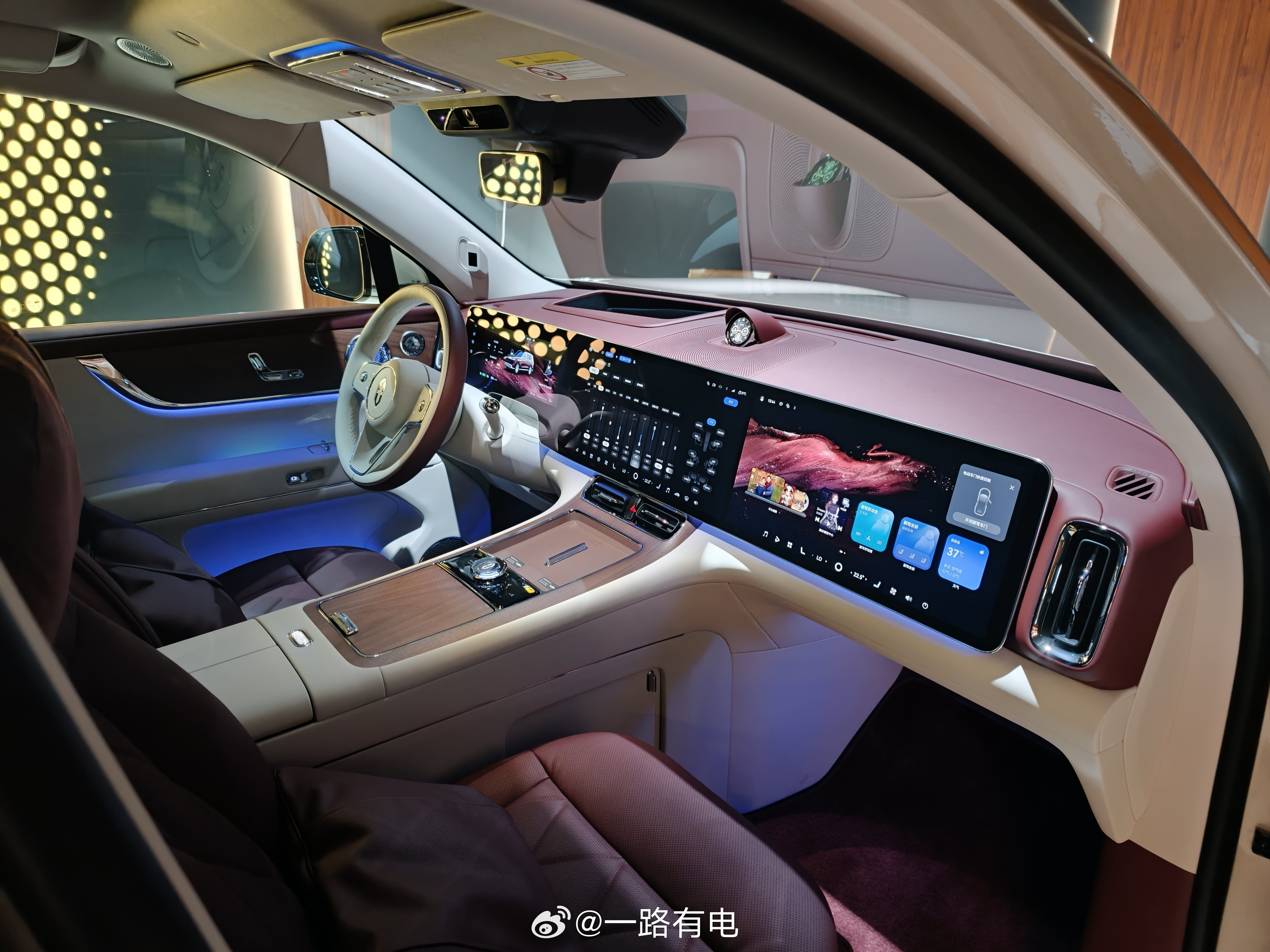 实拍问界M9Ultimate领世加长版一打开车门就是满满的豪华感，细腻真皮、实