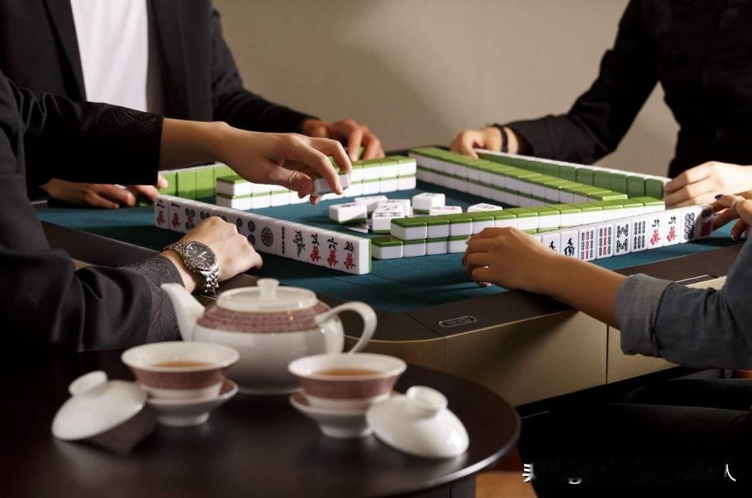 麻将馆的老板娘又来催钱了。上个礼拜去打牌，微信里只有20多块钱了，想着在麻将