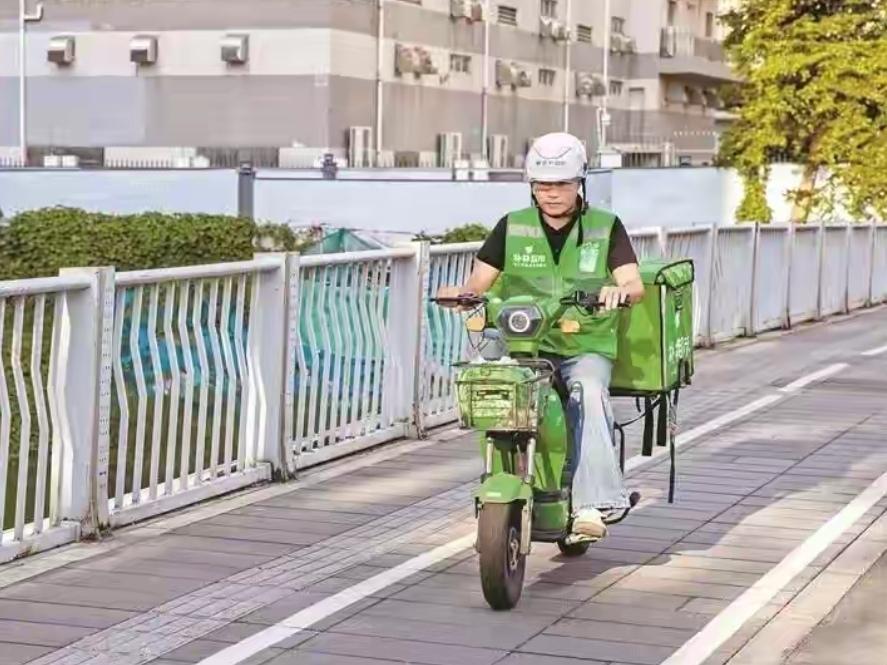 深圳一外卖小哥深夜跳水救人，因延误配送担心被判定误工，社区出手了这短短一句话，