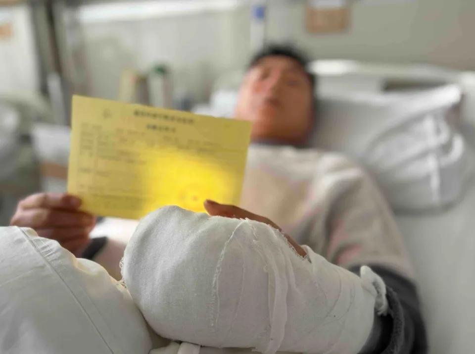 西安一保安因业主堆放垃圾问题找上门，把业主手指咬骨折，保安公司：还没正式入职，是