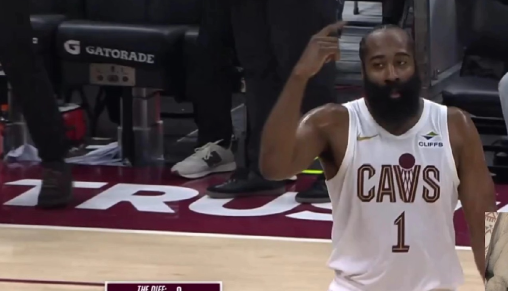 骑士上来就挖坑，一度落后20分，半场落后17分，但是第三节凭借米球几个不讲理三分