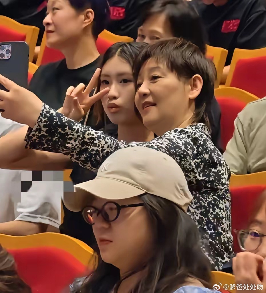 徐帆带女儿徐朵现身冯小刚电影《抓特务》首映礼，母女互动亲昵自然，看着感情很好。