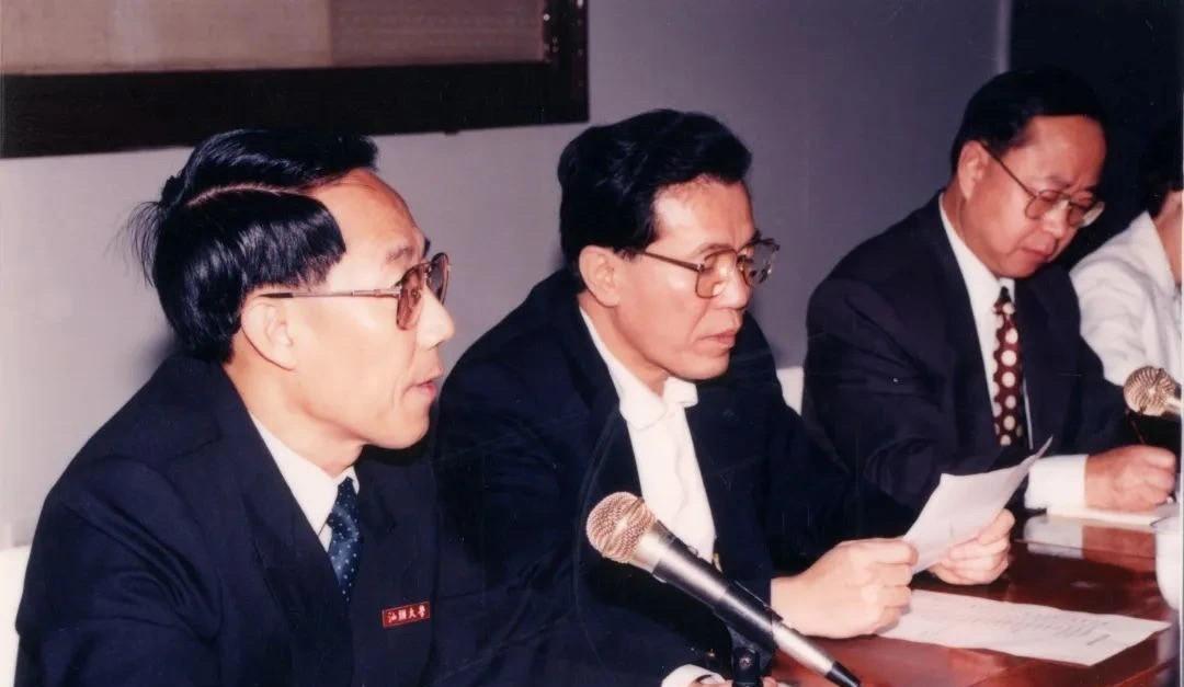 1996年11月27日，卢瑞华省长亲临汕头大学检查、指导工作。林维明校长(左一)