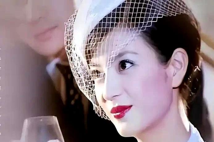 重刷《情深深雨濛濛》才发现，依萍根本不是什么圣母，她才是全剧最大的“冤种”和“拎