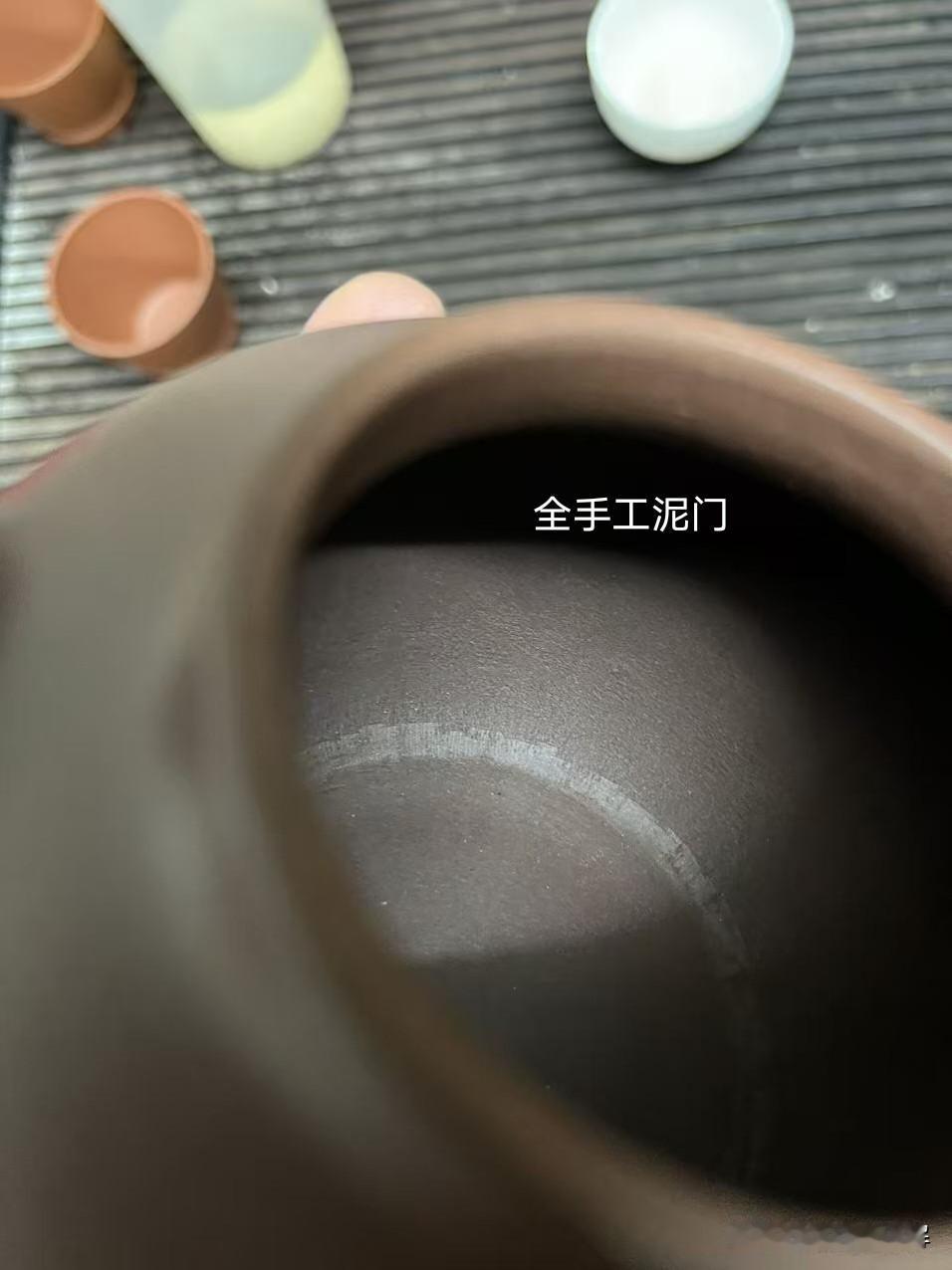 全手工紫砂壶怎么看？内壁的褶皱和“泥门”别忽略玩紫砂壶，很多人先看底款、证书、
