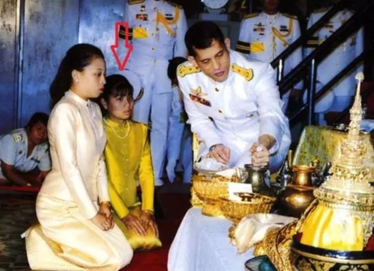 泰王和女儿一身黄，泰王外甥女一家人一身红。黄色衬得人高贵，红色让人看起来很喜庆。