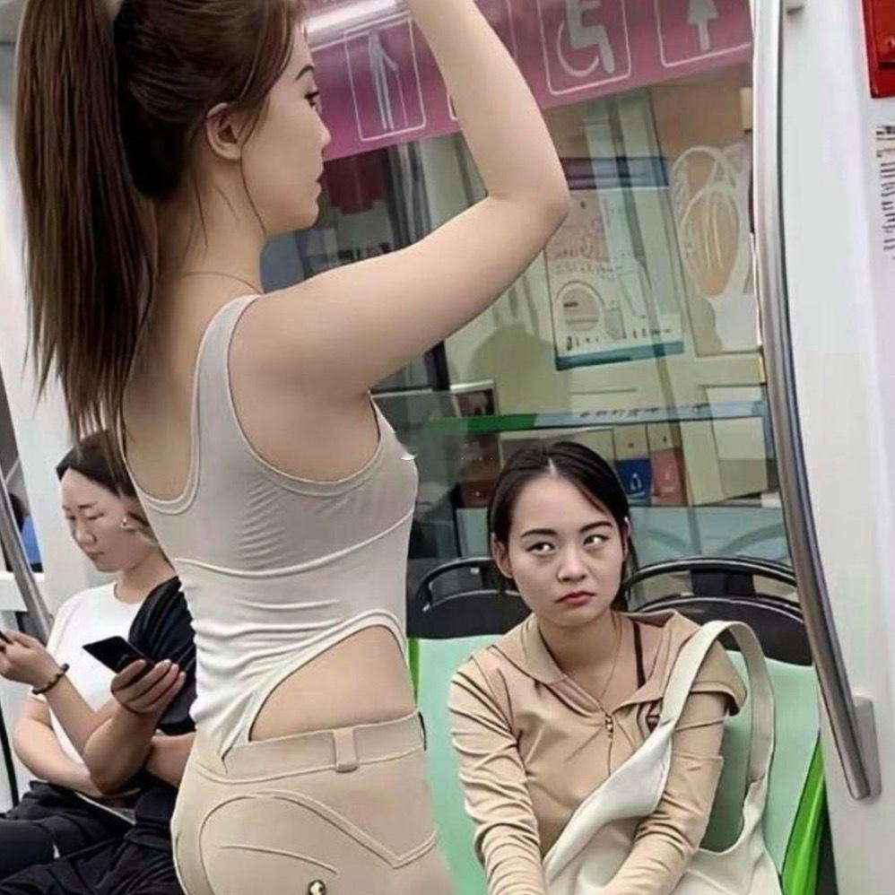 地铁上这张照片挺有意思的不知道眼神是啥意思