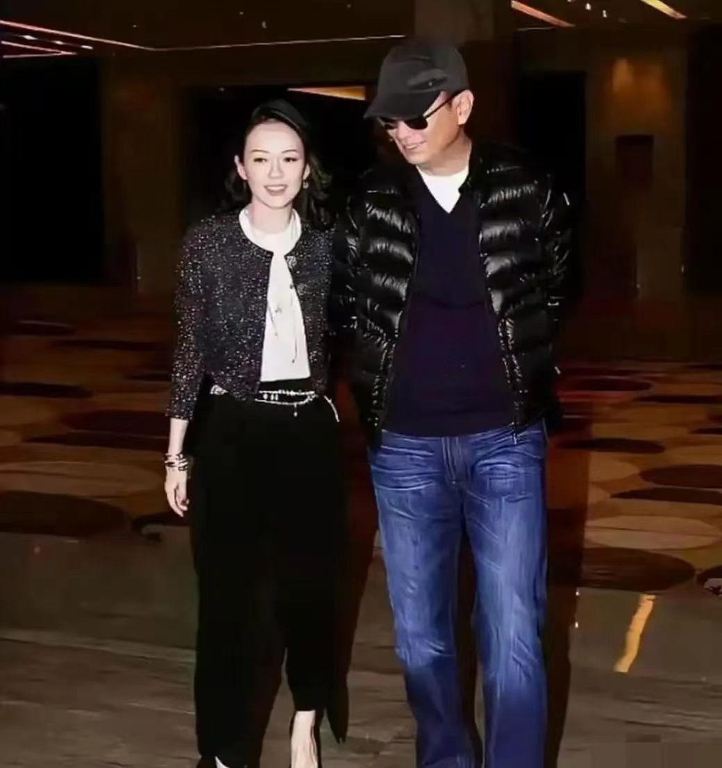 章子怡的新恋情曝光后，再次引发了大家的好奇：她究竟在追求什么？一个功成名就、名利