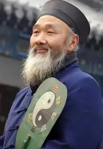 1995年，一位老者路过山西闻喜，正巧撞见一户农家办丧事，现场两名道士忙着诵经做
