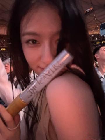 演唱会现场的李兰迪追星成功的李兰迪好快乐以歌迷的身份相聚现场，近距离欣赏精彩表