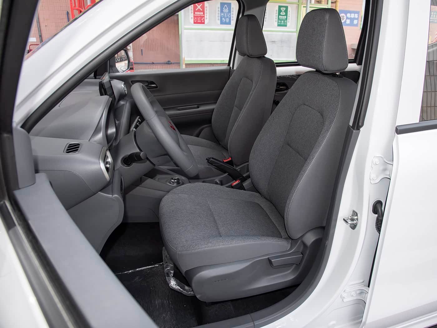 好车分享昨天跟大家介绍了低成本床车的五菱杨光，今天来个价格更低的，增程版五菱宏