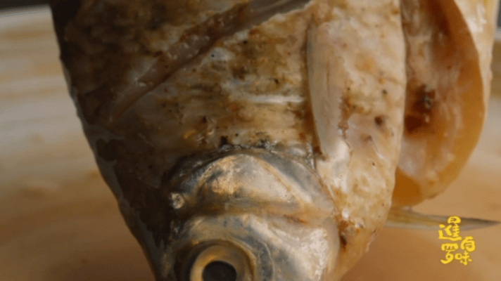 一罐鱼酱要等一年才能吃泰国菜那勾人的鲜，秘密其实藏在一罐发酵一年的鱼酱里。小鱼加