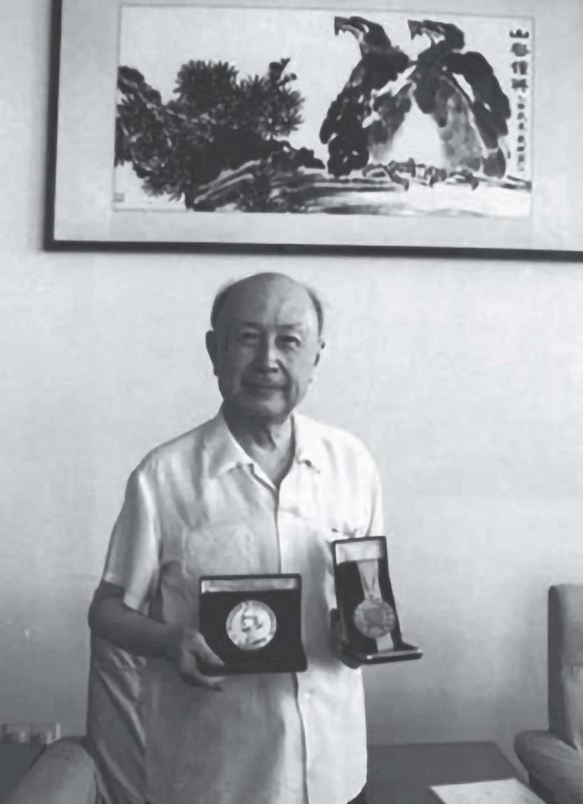 1955年，在钱学森回国的邮轮上，一位美国老太太叫来船长，拉着脸说:“你不认识