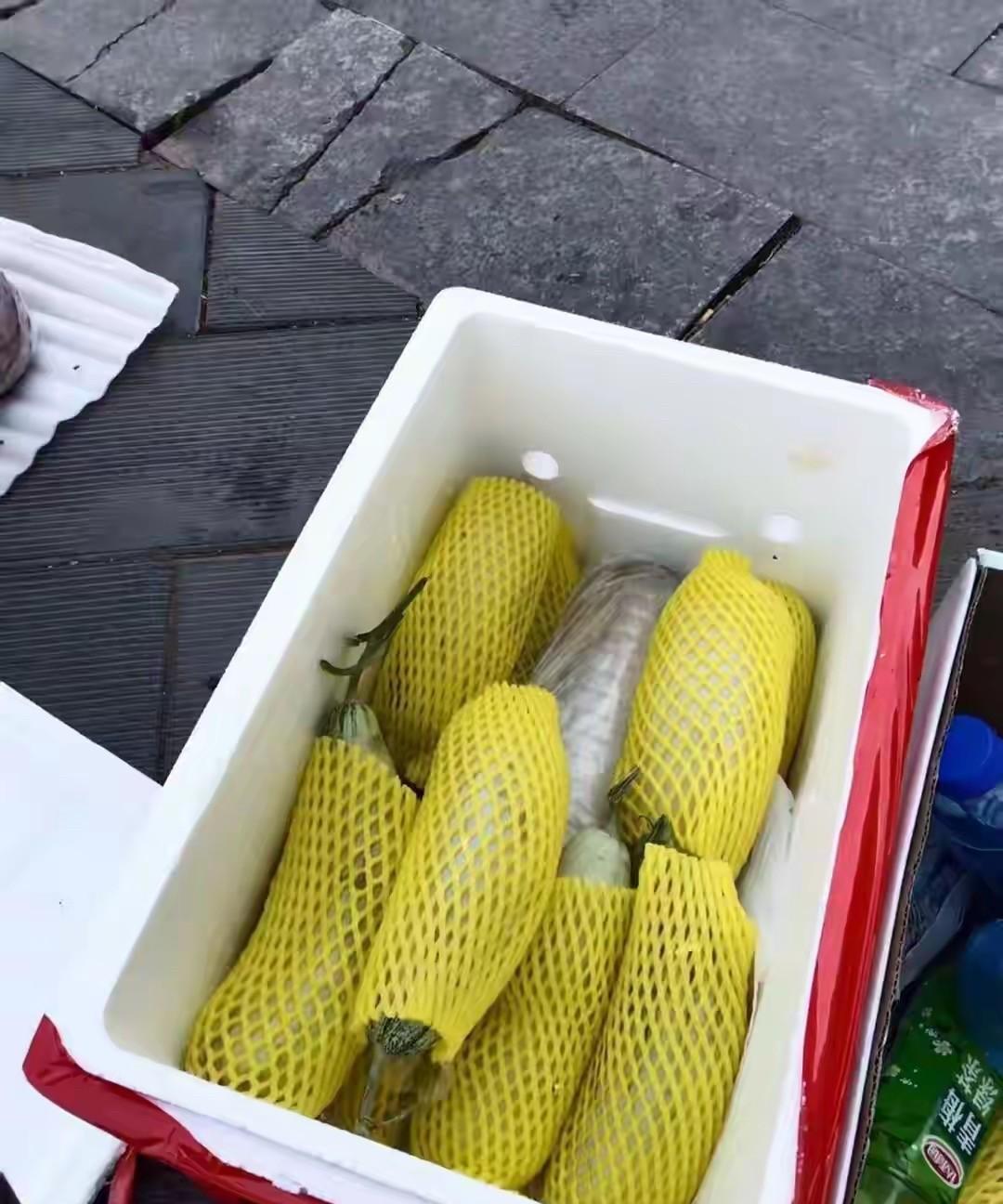 湖北广水，大妈在水果店买了25斤杨角蜜，花了85元。回到家后，打开箱子发现里面有