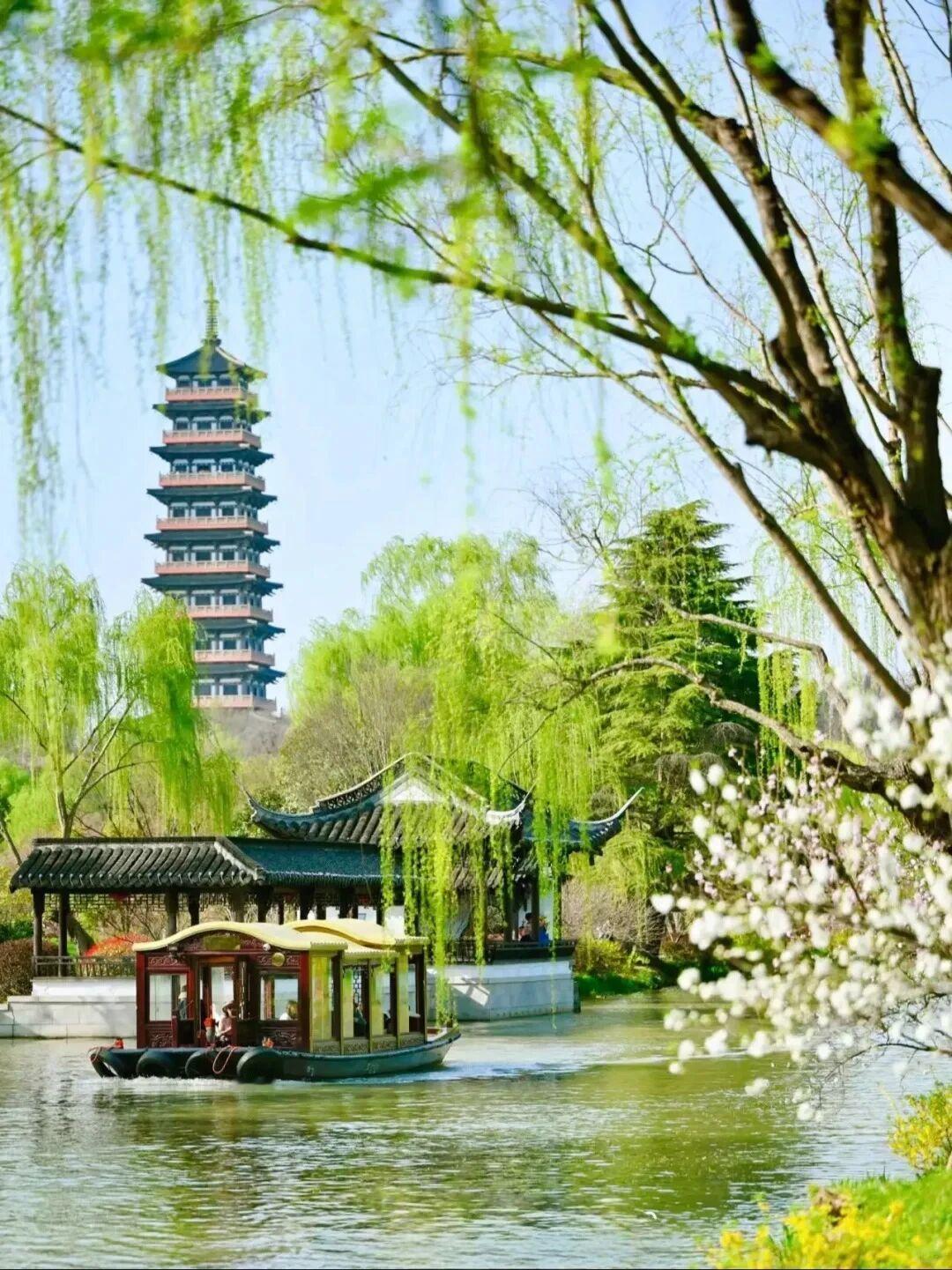 马上进入春和景明的三月若说江南是一幅晕染着水墨的长卷扬州便是卷中最灵动的留白