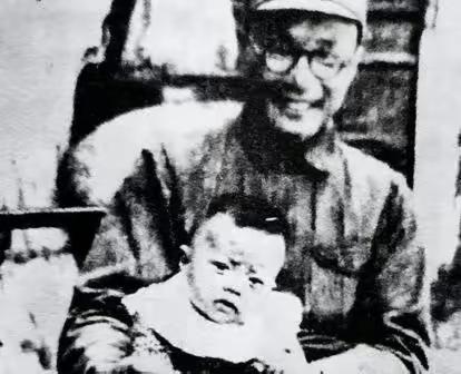 1945年深夜，一男子爬进了延安保育院的窑洞。突然，他拿出锋利的匕首，残忍地在刘